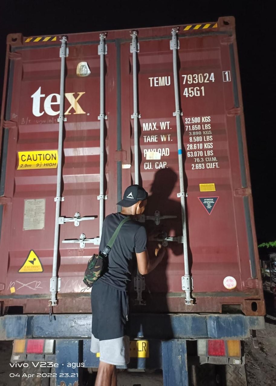 PROSES SEAL PINTU KONTAINER 20”  KOMODITI KAYU MANIS DARI PORT BELAWAN TUJUAN PORT ROTTERDAM